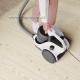 Electrolux EASE C2 ECC21-2IW tlatko pro snadn uvolnn ndobky na prach.